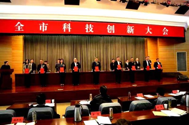 连云港召开科技创新大会 铂莱国际药业荣获“科技创新领军单位及领军人物”两项大奖